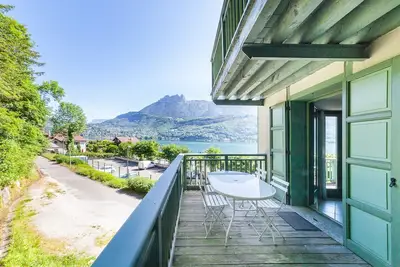 Image de \"Loft Elégant\" avec vue et accès privé au Lac d'Annecy