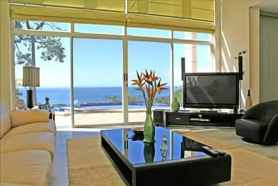 Image de Maison moderne avec vue sur l'océan et piscine à débordement