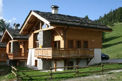 Image de Peisey Nancroix: Grand confort et calme  pour ce très  beau Chalet, en lisère de foret, et aux départ des randonnées dans le Parc National de la VanoiseL'hiver  sur le domaine skiable