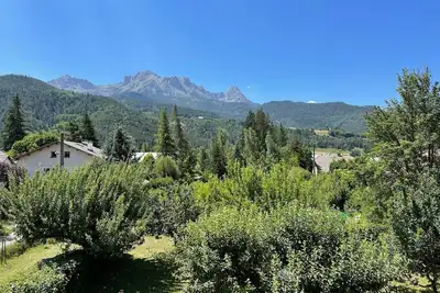 Image de Face aux Montagnes sans vis à vis T2*** sur Jardin au 1er étage d'un Chalet