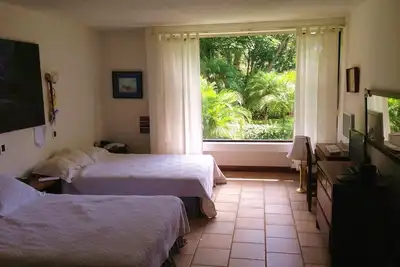 Appartement de jardin dans un condominium très exclusif avec d'excellents équipements!