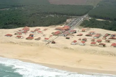 Image de Maison de caractère de 220 m², pieds dans le sable en bord de plage.