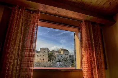 Image de Maison de vacances dans le centre historique avec vue sur le château.