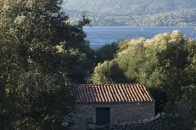 Unique Absolute Lakeside Farmhouse - 20 mins from beaches. Total privacy.