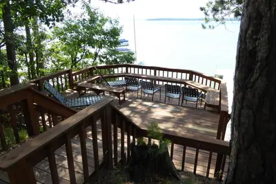 Image de Vue, bord de lac privé, terrasse et quai, forêt tranquille. Magnifique chalet et lac