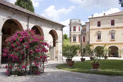 Image de Villa vénitienne entièrement équipée avec piscine, court de tennis dans un jardin de 3 hectares