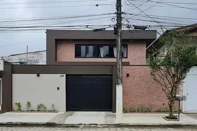Image de belle maison avec piscine, centre de Ubatuba