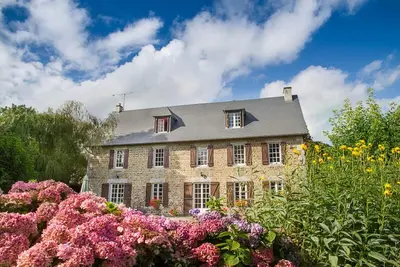 Image de Magnifique ferme en pierre avec piscine, chauffée, jardins, pour 12 personnes