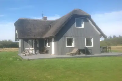 Image de Dragstrup Vig. 130m2 maison en bois avec des toits de chaume. 100m. à la plage.