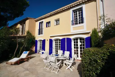 Image de Port Grimaud, maison de vacances spacieuse avec amarrage et terrasse ensoleillée