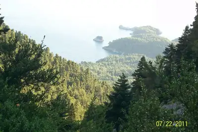 Image de belle maison à l'intérieur de forrest avec vue sur la mer. paradis