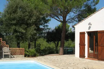 Saveur du sud : villa indépendante avec piscine privée sur 1500 m² de terrain arboré, en pleine nature varoise à proximité du littoral. . .