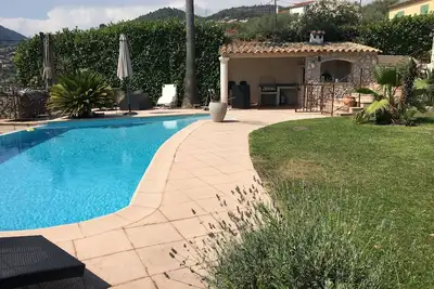 Image de Maison Au Calme Avec Cuisine D Ete Et Piscine A Debordement