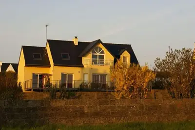Appartement spacieux dans maison avec jardin. Face à la mer. Lits Faits A L'Arrivee.