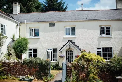 Image de Beautiful large farm house & cosy cottage set in an idyllic rural setting