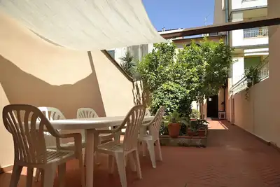 Image de Maison centrale de Viareggio, avec une grande cour intérieure, à quelques pas de la mer