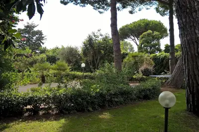 Image de Large single-family villa with 1300 sq m tree-lined garden a stone's throw from the sea