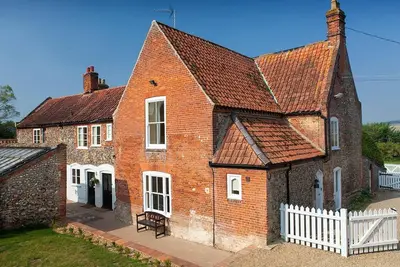 Image de Belle ferme traditionnelle située dans un village parfait