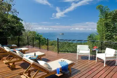 Villa w \/ 6 lits king. 3 piscines avec terrasse. Vues à couper le souffle sur l'océan.