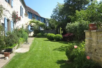 Image de Maison de Charme dans Presbytère 18è, jardins de curé, Piscine et home-pool.