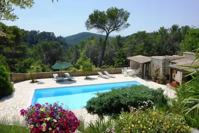 Image de Maison au calme avec piscine et jardin ressemblant à un parc