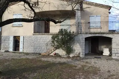 Image de Maison avec grand jardin, 6 couchages, en bord de rivière, entièrement équipée