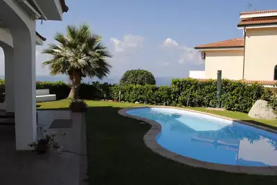 Image de Villa avec terrasse piscine privée avec vue sur la mer, le village et la plage à proximité