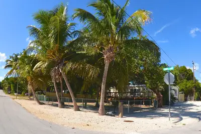 Image de Key Largo maison avec cour clôturée, grande terrasse et bain à remous