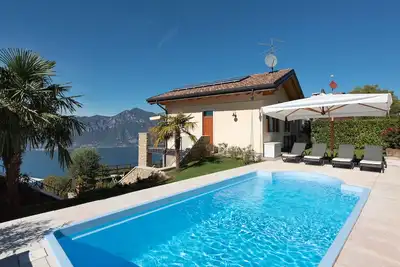Vue de rêve sur le lac de Garde