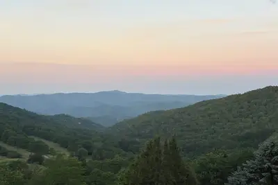 Image de Espace, vues, charme de la montagne - et deux salles de bain rénovées!