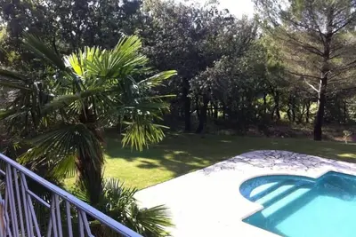 Image de mas provençal 4000 mètres paysagés avec piscine sans vis à vis. Pétanque ping.