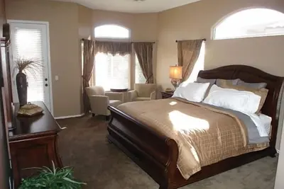 Image de Juste étage rénové pour plafond, à 5 minutes de Desert Ridge