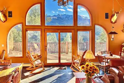 Image de Voir phénoménale de Pikes Peak Dans spacieuse Mountain Lodge