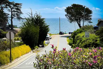 Image de Grande maison sur la paisible rue de Steps Ensoleillé Cove Beach