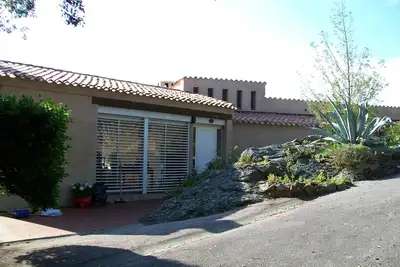 Image de maison 170m² à bormes-les-mimosas avec jardin et piscine face à la mer
