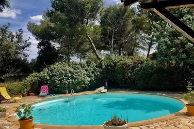 Image de Villa d'artiste lumineuse, piscine privée au sel, grands arbres, terrain clos