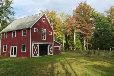 Image de Grange de Berkshire sur 23 acres boisés 1br \/ 1. 5 salles de bain pour 7