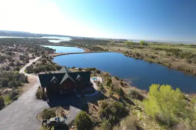 Image de Lac spectaculaire et centre de pêche