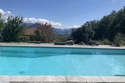 Image de Villa contemporaine en bois, vue panoramique sur lac d'Annecy et ses montagnes.