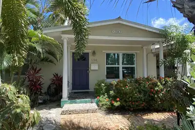 Image de Maison individuelle, 3 chambres, 2 salles de bain, piscine et voiture électrique, Great Value!