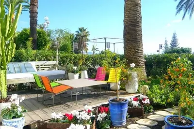 Image de Condo exceptionnel en bord de mer, jardin privé en face de la plage!