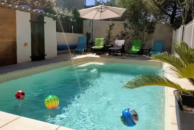 Image de Entre mer et garrigue, villa avec jardin arboré et piscine, idéale pour famille