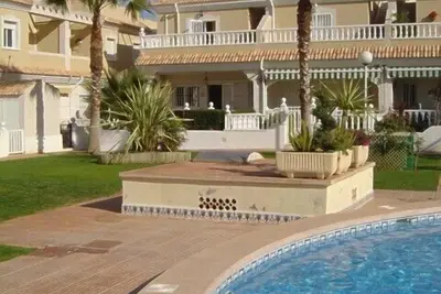 Image de 3 Bedroom, 2 Bathroom End House overlooking the pool