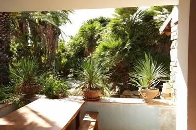 Image de Magnifique Villa Entourée De Verdure Luxuriante Situé Au Calme Près De La Plage