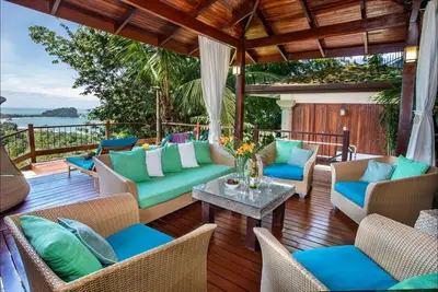 Villa tropicale dans quartier fermé avec piscine privée et vue imprenable.