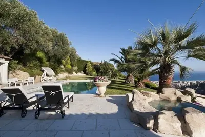 Image de Villa de luxe avec piscine privée et superbe vue panoramique de la mer