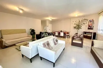 Image de Pitangueiras-Apt 190m2 w / 3 chambres à coucher, 2 places de parking, serv beach avec 4 chaises