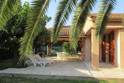 Image de Villa à 600 m de la mer avec grande terrasse sur terrain clos arboré de 1000 m2