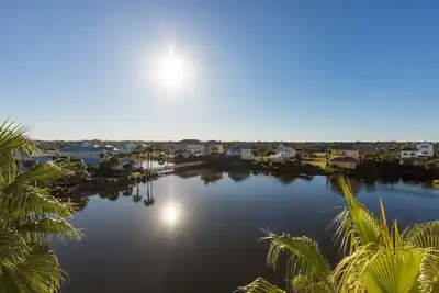 Image de La plus récente offre une vue sur le lac au 4ème étage et la nature. Unité 944! ! Beaux couchers de soleil!