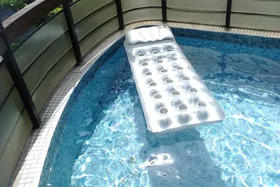 Image de Haut de gamme! ! , Apt une par étage, 3 chambres, piscine et barbecue sur le balcon